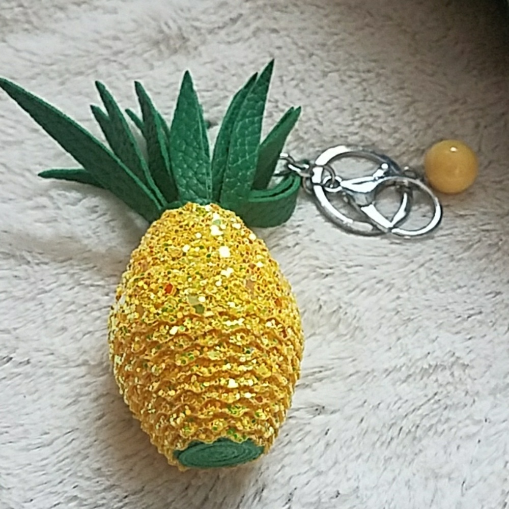 💚🍍New Sparkly Pineapple key chain🍍💛